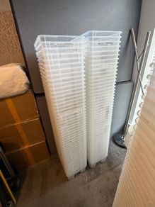 95 x storage boxes with lids (11 litre)