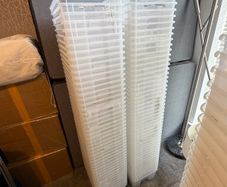 95 x storage boxes with lids (11 litre)