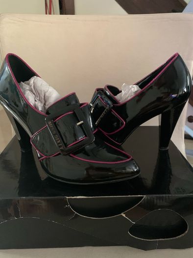 ladys shoes  size 6.