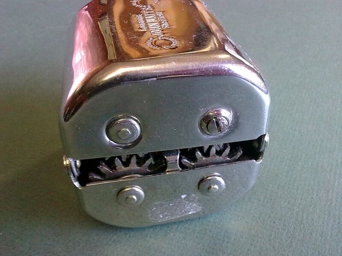 The Spiro Automatic Stropper for Gillette Type Blades.