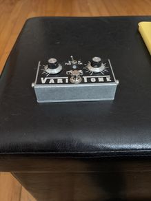Varitone stomp box for vintage Gibson sound