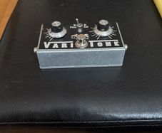 Varitone stomp box for vintage Gibson sound