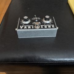 Varitone stomp box for vintage Gibson sound
