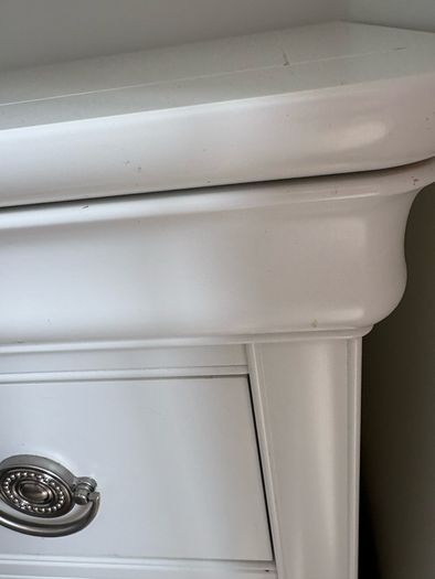 2 bedside lockers