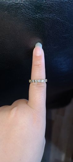 Beautiful Diamond-like ring in Gold colour