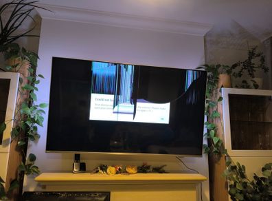 Philips 58" 4K Ambilight Smart TV 58PUS8507/12 cracked screen