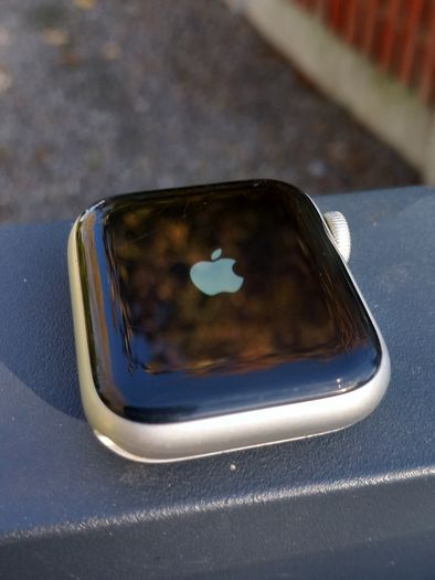 iWatch Series 6 40mm face, not with strap, D18 post 8e