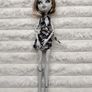 Mattel Monster High Skull Shores 2008 Black and White Frankie Stein Glue Hair Legs a bit loose (between body and legs) Used Please see photos Image 2