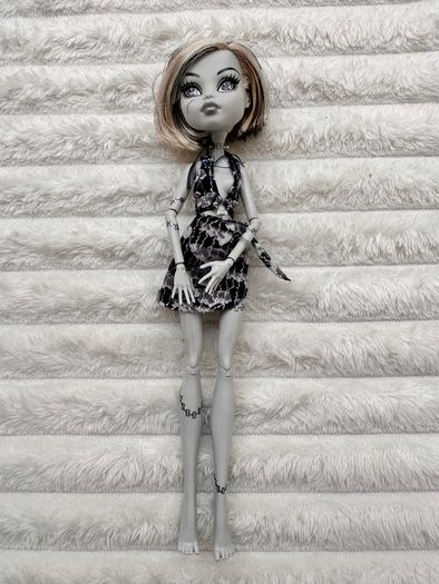 Mattel Monster High Skull Shores 2008 Black and White Frankie Stein Glue Hair Legs a bit loose (between body and legs) Used Please see photos