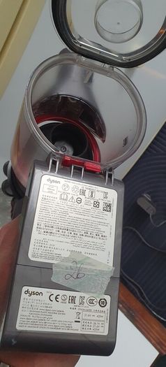 Dyson V8