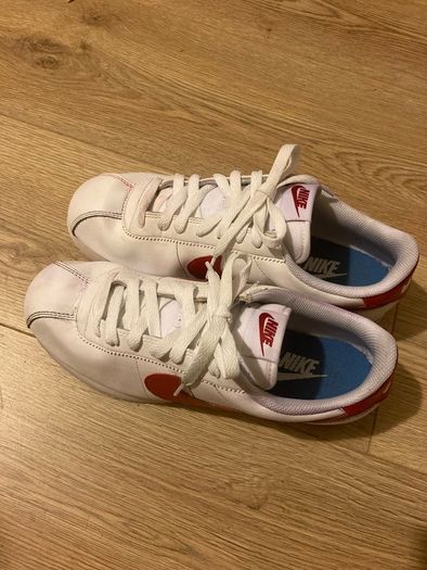 Nike Trainers (White with Logo Size 8 adults.