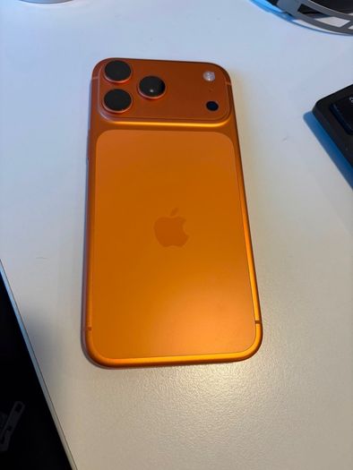 Iphone 17 Pro Max - cosmic orange
