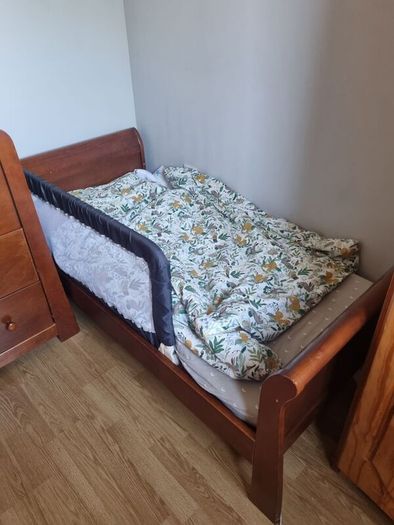 Cot/Toddlers Bed and Drawers