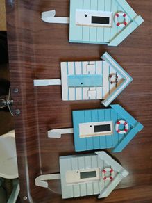 4 Wooden Beachhouses with Hooks