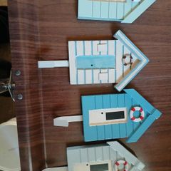 4 Wooden Beachhouses with Hooks