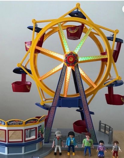 Playmobil Ferris Wheel - Lights up with figures included