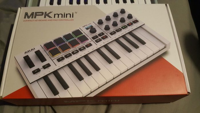 Akai MPK mini mk4 - White with hard case