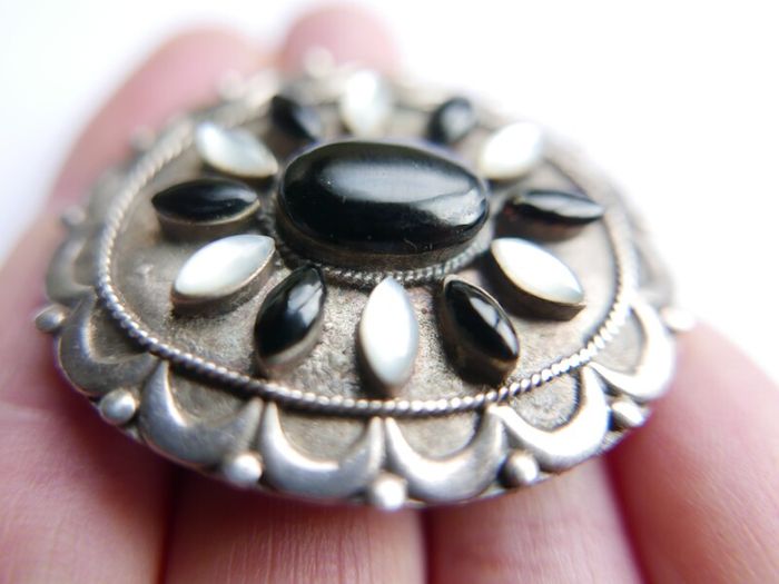 Antique Sterling Silver 925 Hallmarked Gem Set Brooch 2 inches Safety catch 15,3g