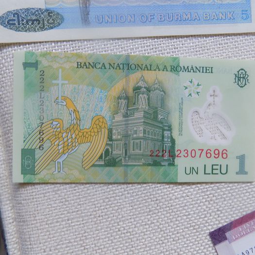 Lot of 8 World Banknotes.Uncirculated.No 9.Crisp,clean,bright.