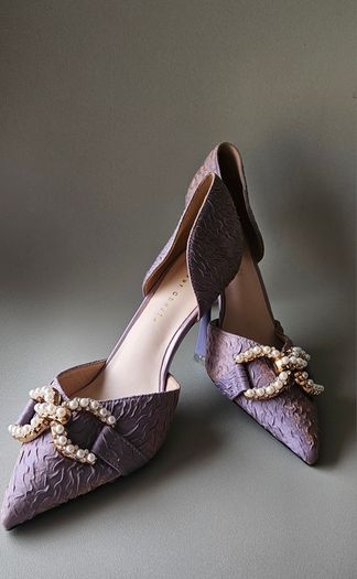 Pointed high-heel shoes