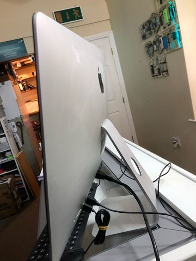 iMac 2014 21.5' 8GB with Mouse and keyboard Working