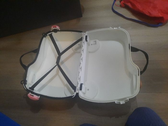 kids ride on suitcase