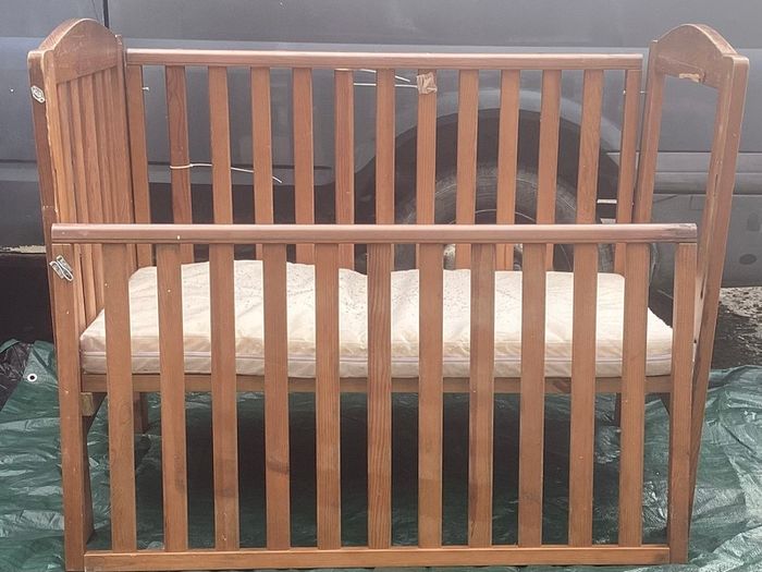 Baby cot with mattress in good condition FOR FREE