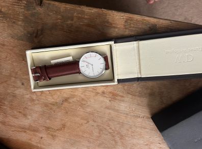 Men's Daniel Wellington watch - never used - very slight abrasions to the leather strap