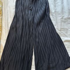 Wide cropped trousers
