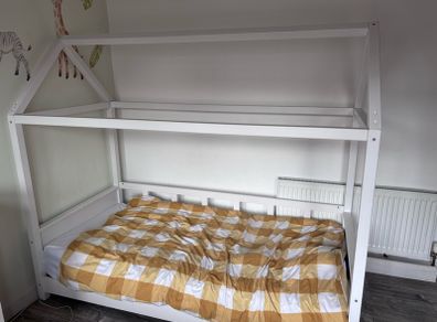 Kids house bed