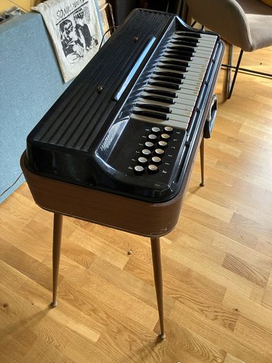 Electric vintage Sheltone organ