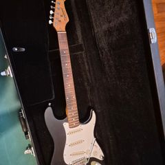 Imitation Stratocaster & Thomann E-Guitar Hard Case