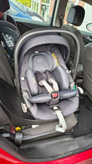 maxi Cosi pearl 360 car seat and base