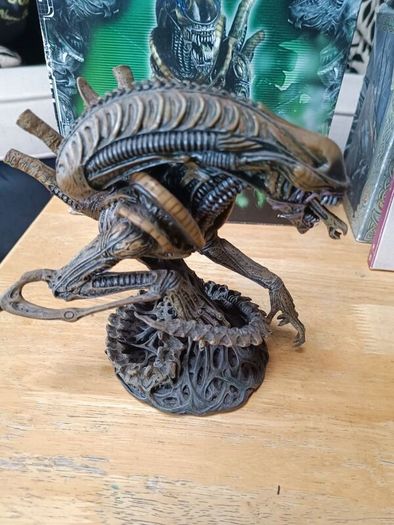 Aliens Warrior mini statue