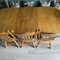 Solid wooden extendable table with 6 chairs