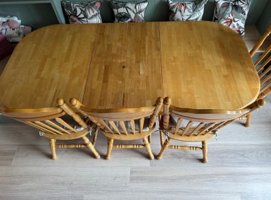 Solid wooden extendable table with 6 chairs