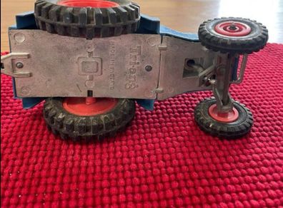 Two vintage Triang (militar jeep + tugster tractor)