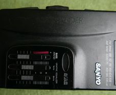Retro Sanyo BassXpander MGR 905 walkman radio