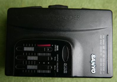 Retro Sanyo BassXpander MGR 905 walkman radio