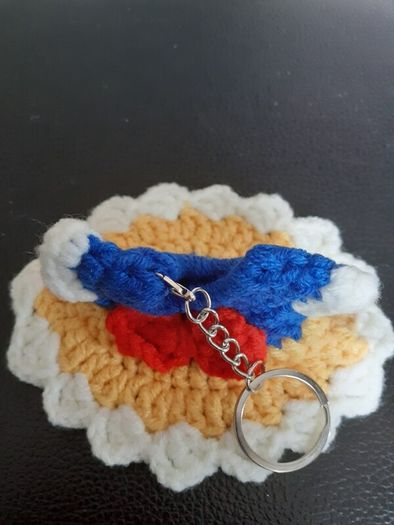 Snow white crochet dress key ring can be hung on christmas tree 7 euro each