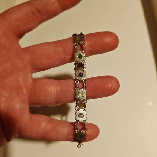 silver bracelet with mother of pearl in little flowers