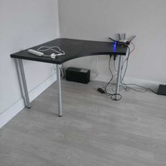 Corner desk