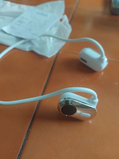 new bluetooth earphones. never fall off.