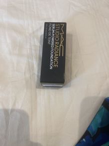 MAC Studio Radiance Serum Foundation NW20