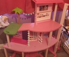 ON HOLD... barbie dream doll house