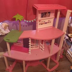 ON HOLD... barbie dream doll house