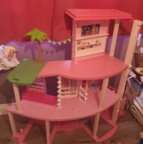 ON HOLD... barbie dream doll house