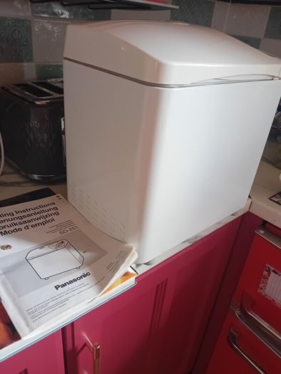 Panasonic bread maker with book