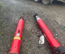 2 hydraulic rams for fruehauf bulk tipper
