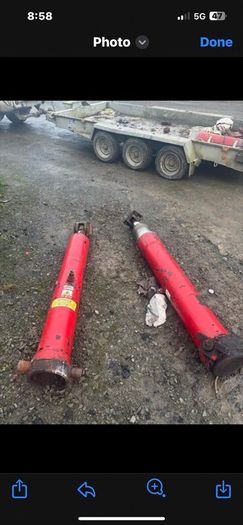 2 hydraulic rams for fruehauf bulk tipper